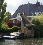 Brughuisje aan de westzijde
              <br/>
              Gerdy Bijleveld, 2015-09-01